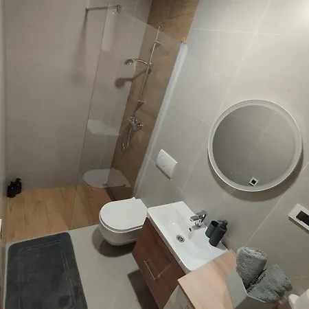 Lägenhet Apartma Pod Hrastom