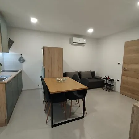 Apartma Pod Hrastom * Koper