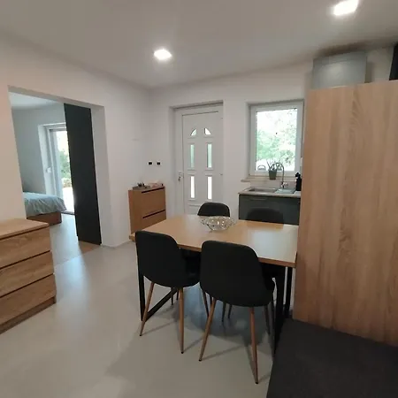 Apartma Pod Hrastom Lägenhet